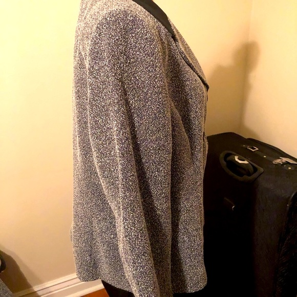 LE SUIT | boucle suit w/button down suit - Picture 3 of 8